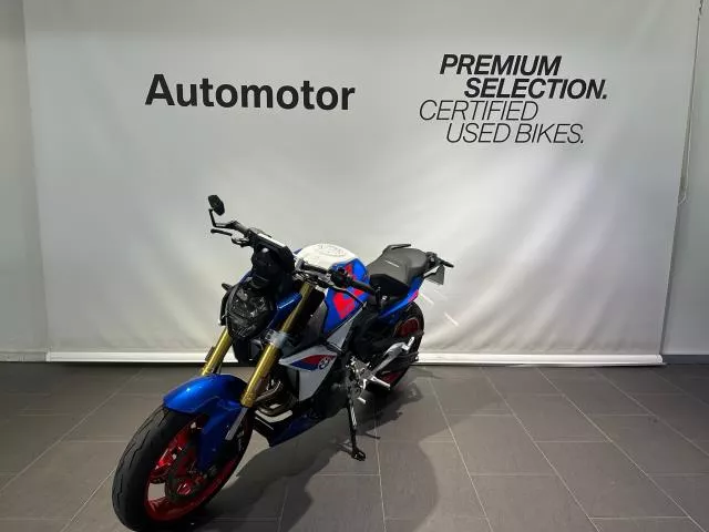 BMW F 900 R Roadster / Naked Bike